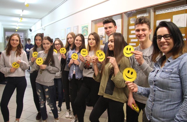 Zadowoleni uczniowie IV Liceum w Kielcach we wtorek odwiedzili instytucje z którymi od lat współpracują. Dostali uśmiech za uśmiech. 