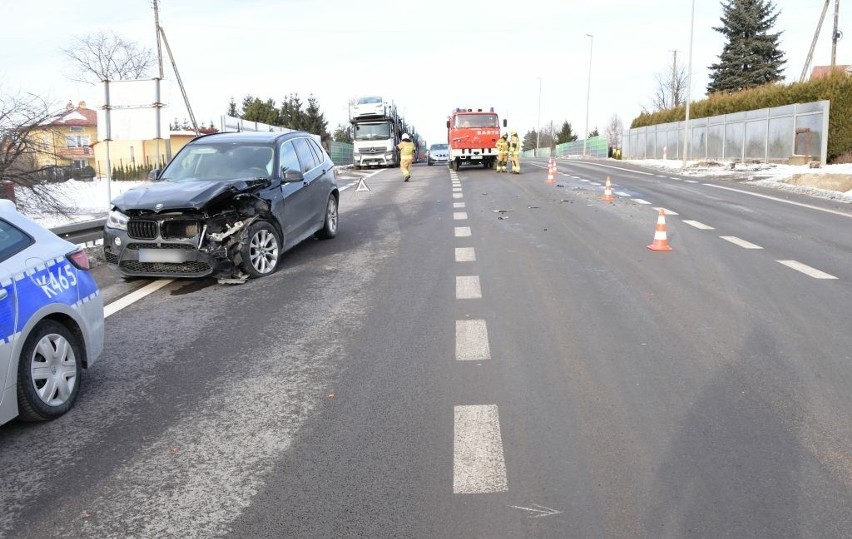 Wypadek na DK 77 w Skołoszowie. W zderzeniu BMW z lawetą, ranne zostały dwie osoby [ZDJĘCIA]