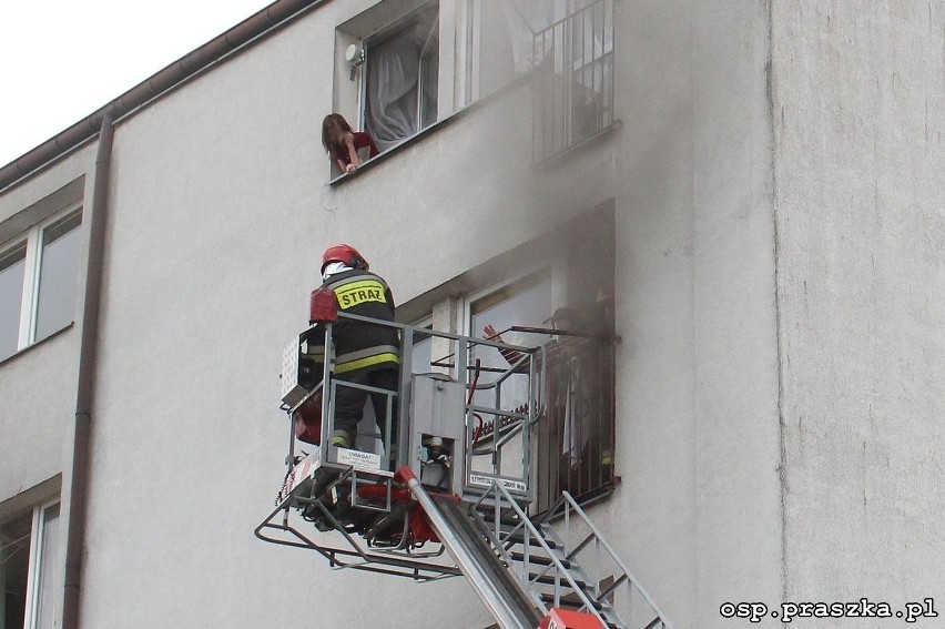 Pożar w bloku przy ul. Fabrycznej w Praszce.