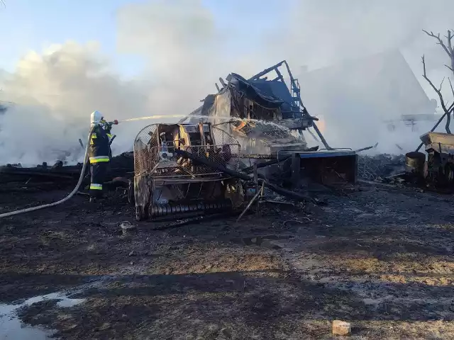 Tragedia w Turowie pod Miastkiem. Ogień strawił niemal całe gospodarstwo. Pożar był na tyle rozwinięty, że nie udało się uratować większości zwierząt, sprzętu oraz maszyn rolniczych.