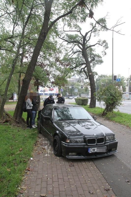 Wypadek BMW. Wypadło z drogi, zatrzymało się na chodniku,...