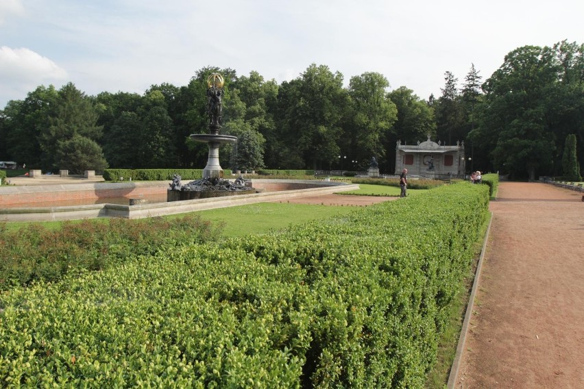 Park w Świerklańcu latem.