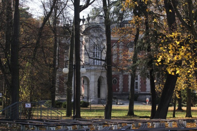 Park w Świerklańcu jesienią.