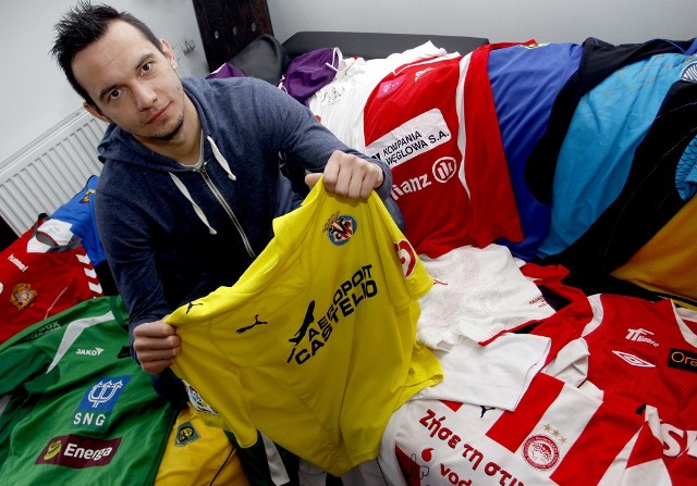 Krzysztof Bąk zbiera koszulki piłkarskie. Kiedyś być może zawisną w jego  pubie | Gol24