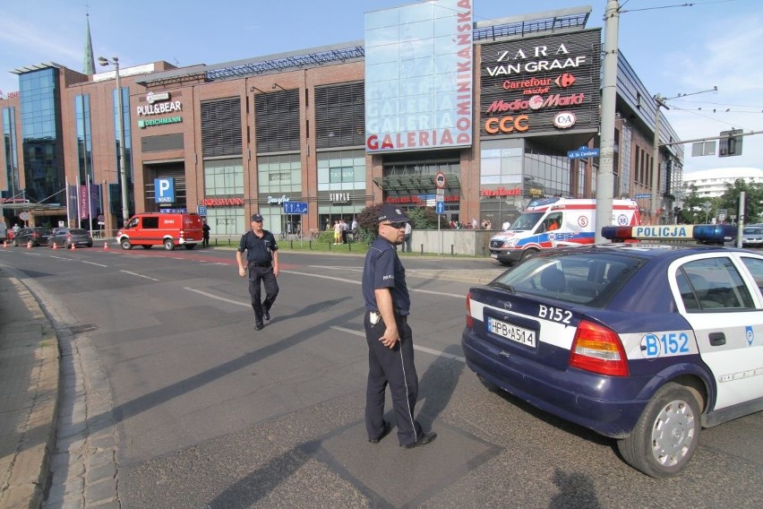 Tajemnicza teczka przy Galerii Dominikańskiej. Zamknięto ulicę Bł. Czesława