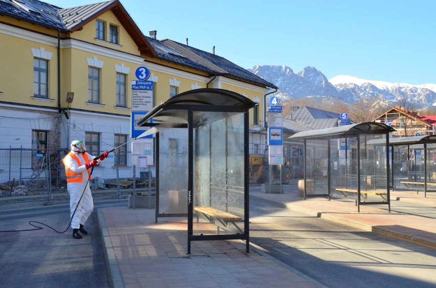 Pod Giewontem dezynfekują miasto. Tam by się nikt nie zaraził koronawirusem