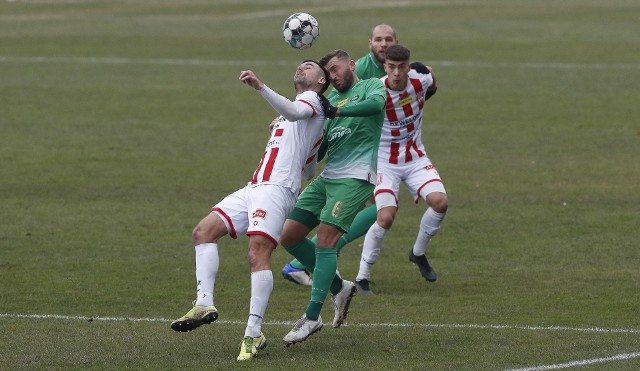 Piłka nożna coraz bardziej budzi się ze snu zimowego. Rundę wiosenną w weekend zaczynają 1, 2 i 3 liga. Kilka ciekawych meczów szykuje się w sportach halowych, choć większość na wyjeździe. Przedstawiamy Sportowy Rozkład Jazdy na najbliższy weekend 26-28 lutego. Zapraszamy do galerii zdjęć.