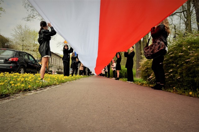 W Krzeszowicach powstała 100-metrowa flaga, z która 3 maja przemaszeruje młodzież z krzeszowickiego LO