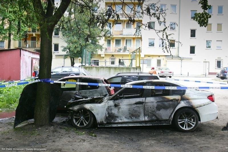 Wrocław: Przy Jedności Narodowej płonęły trzy samochody. Mieszkańcy przerażeni (ZDJĘCIA)