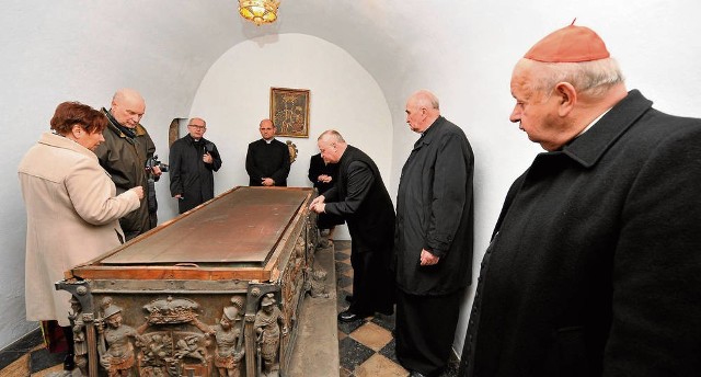 Specjalna komisja z kardynałem Dziwiszem wczoraj obejrzała królewski sarkofag