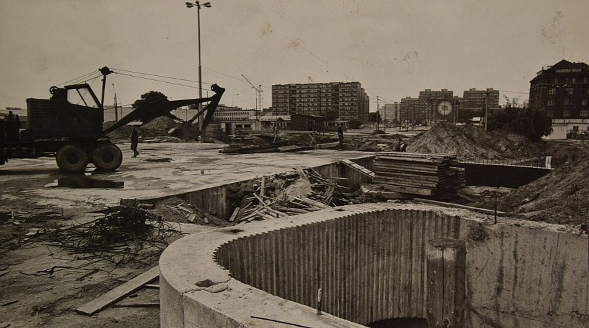 9 lipca 1980 roku. I etap prac na placu 1 Maja.