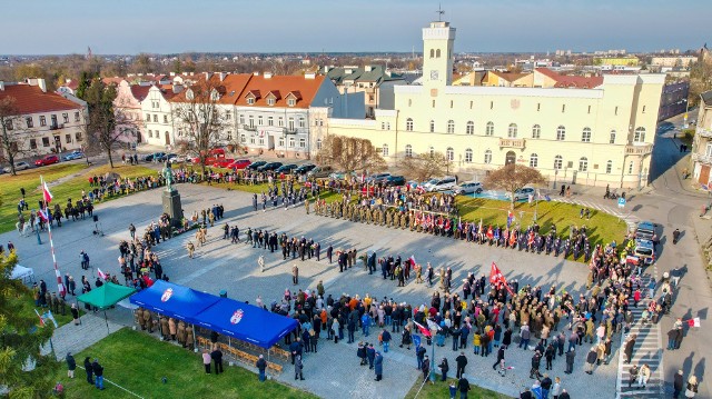 Setki mieszkańców Radomia wzięły udział w obchodach 103 rocznicy odzyskania przez Polskę niepodległości. Polecamy zdjęcia z lotu ptaka, jakie otrzymaliśmy od autora profilu Radomski Dron! ZOBACZ WYJĄTKOWE ZDJĘCIA ---->>>> 