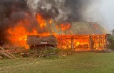 Pożar w Rybakach. Stodoła płonęła jak pochodnia. Mundurowi i mieszkańcy ocalili sąsiedni dom