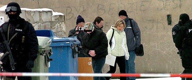 Na osiedlu Kopernika w Jaśle, w miejscu, gdzie została zaatakowana Bronisława Racławska, przeprowadzono wizję lokalną z udziałem jednego ze sprawców. Zdjęcia i film na www.nowiny24.pl