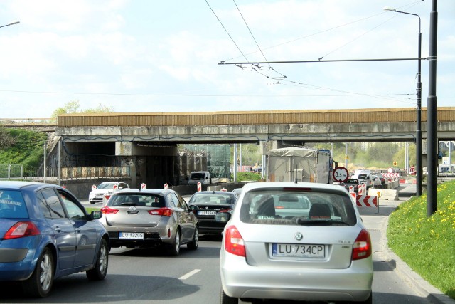 Diamentowa. Na odcinku ponad 400 metrów kierowcy mają teraz do dyspozycji po jednym pasie ruchu w każdą stronę.