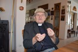 Ksiądz Manfred Słaboń to zwariowany etnograf filozof i kolekcjoner. Od 6 lat jest na emeryturze, ale nie zwalnia tempa