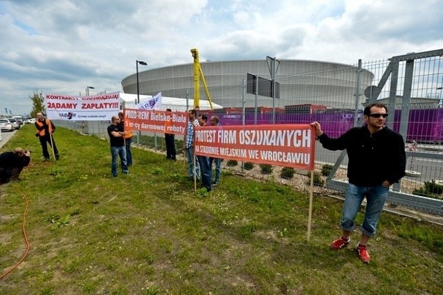 Protest firm pod stadionem we Wrocławiu