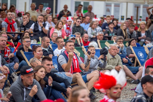 Reprezentacja Polski przegrała z Kolumbią w meczu o być albo nie być 0:3. Zobaczcie jak mieszkańcy Słupska przeżywali to spotkanie w strefie kibica.