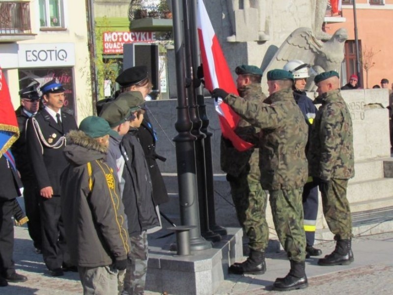 Przed rozpoczęciem uroczystości żołnierze wciągnęli flagę na...
