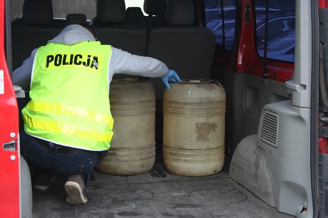 W niedzielę (22 października) dyżurny rypińskiej policji został powiadomiony o kradzieży paliwa na jednej ze stacji paliw na terenie powiatu rypińskiego. Na miejsce wysłał policjantów z wydziału kryminalnego, którzy wstępnie ustalili przebieg zdarzenia. Jak się okazało do jednego z dystrybutorów z paliwem podjechała czerwona vectra, z której wysiały dwie osoby, napełniły dwa pojemniki z olejem napędowym w ilości ponad 200 litrów, po czym odjechały. Pokrzywdzony wycenił wartość start na kwotę ponad 1000 zł.Sprawą zajęli się rypińscy kryminalni. Funkcjonariusze, po zgromadzeniu materiałów dowodowych, wytypowali dwie osoby. Dzisiaj (26 października) udali się do miejsca ich zamieszkania i ich zatrzymali. Byli nimi 35-letnia kobieta i 37-letni mężczyzna z powiatu brodnickiego. Ponadto, podczas przeszukania policjanci zabezpieczyli u w/w plastikowe beczki, które posłużyły im do dokonania tej kradzieży.Oboje już usłyszeli zarzut kradzieży mienia, za co odpowiedzą przed sądem. Grozi im do 5-ciu lat pozbawienia wolności. Policjanci ustalili również, że zatrzymane osoby dokonywały również kradzieży paliwa na terenie sąsiedniego powiatu.Szczyt motoryzacyjnej oszczędności? Koszt przejechania stu kilometrów tym autem to zaledwie... 8 złotych/TVN TURBO