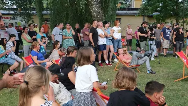 Koncert przy MOK w Pionkach. Zobaczcie zdjęcia na kolejnych slajdach.