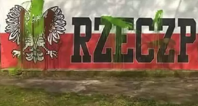 Na os. Rzeczypospolitej zniszczony został mural z flagą Polski, orłem i napisem Polska Rzeczpospolita. O sprawie poinformował nas Czytelnik.Przejdź do kolejnego zdjęcia --->