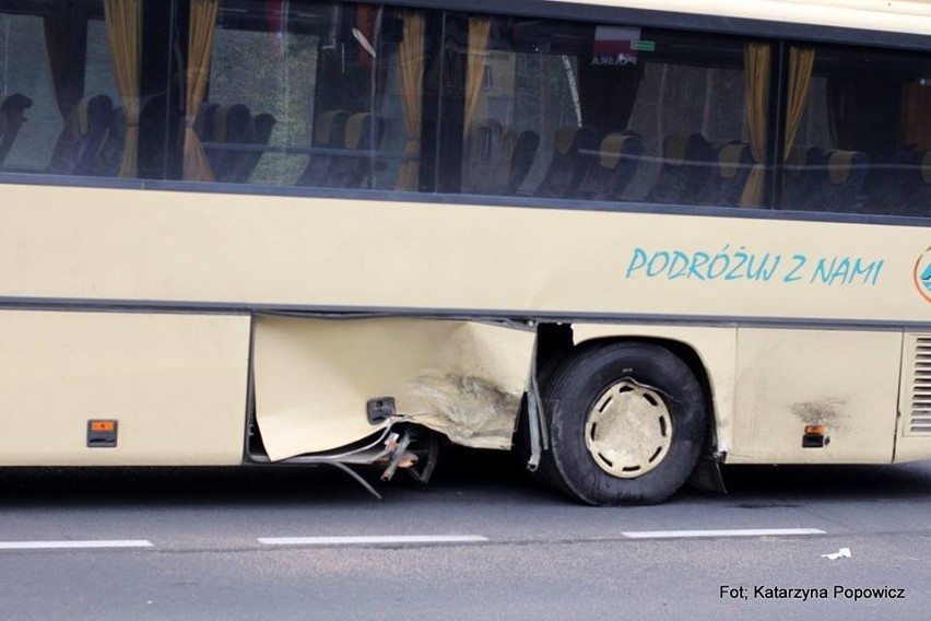 Wypadek autobusu na krajowej trójce pod Lubinem. Trzy osoby ranne