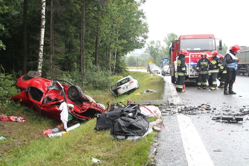 Raszówka. Dwie osoby zginęły w tragicznym zderzeniu aut