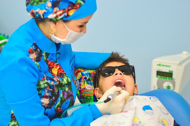 Pierwsza wizyta dziecka u stomatologa jest refundowana przez NFZ. W czasie jej trwania sprawdzane są zęby malucha, a rodzic otrzymuje również niezbędne instrukcje