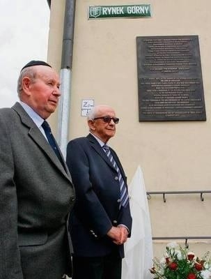 Tadeusz Jakubowicz (z lewej) i prof. Shmueli przy tablicy pamiątkowej Fot. Anna Kaczmarz
