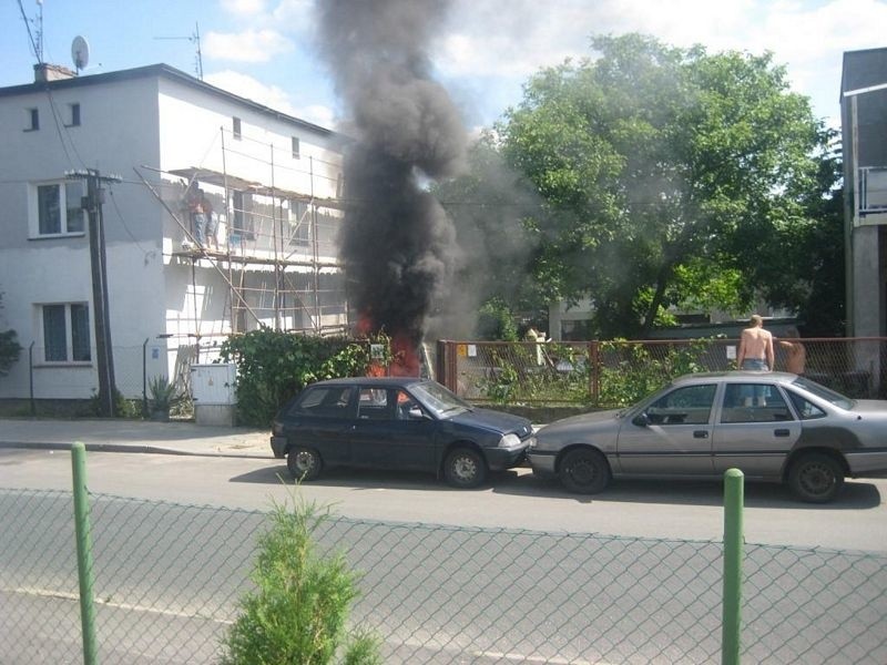 Pożar samochodu na ulicy Czerwonego Krzyża [zdjęcia]