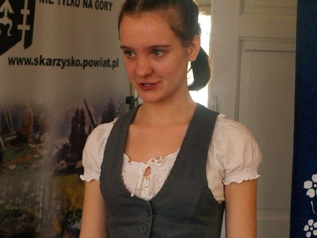 Dorota Dąbrowska, zwyciężczyni VI Powiatowego Konkursu Recytatorskiego Poezji Patriotycznej "Pro Patria&#8221;