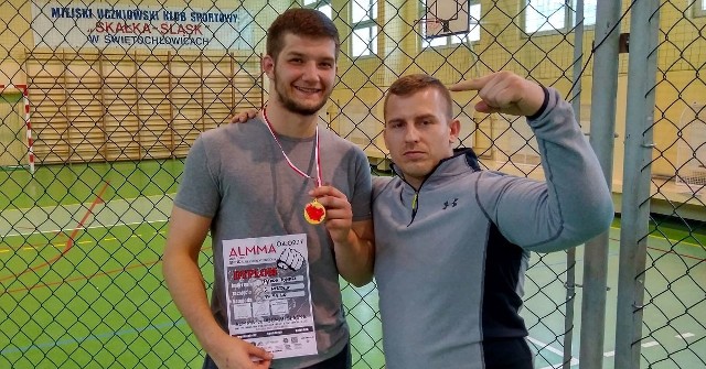 Zawodnik z Kielc Tomasz Fąfara (z lewej) zwyciężył w Pucharze Śląska w MMA,  w kategorii 93 kilogramów