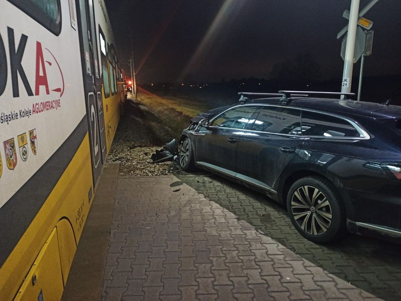 Wypadek na Wojnowie we Wrocławiu. Samochód wjechał pod