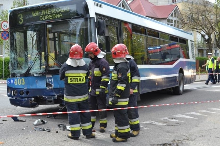 W Wejherowie autobus zderzył się z samochodem osobowym.