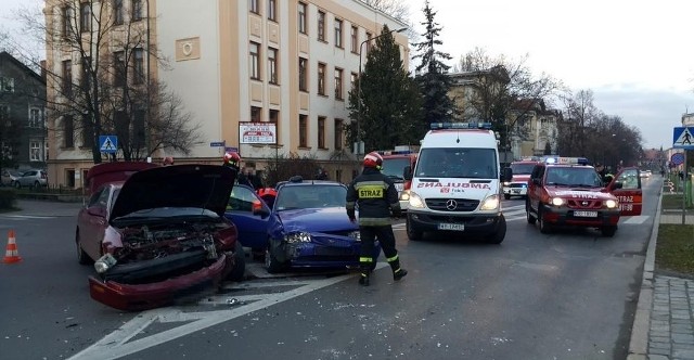 Do zderzenia forda i mazdy doszło na skrzyżowaniu ulic Jana Pawła II i Piastowskiej.