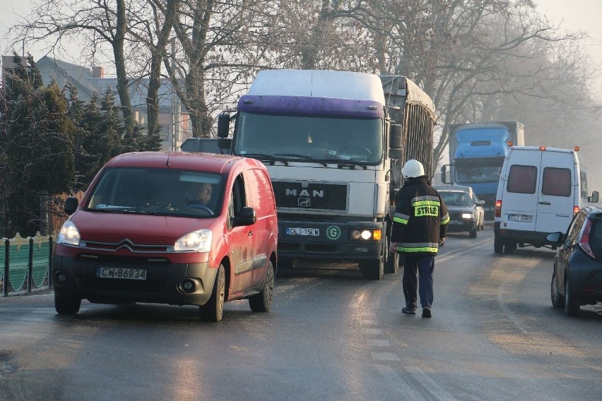 Kolizja w Krojczynie. Auto dachowało, w środku matka z dzieckiem [ZDJĘCIA]