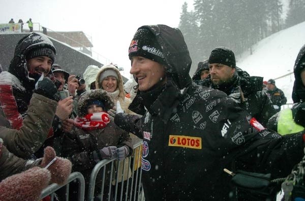 Adam Malysz w WiśleZe wzgledu na trudne warunki atmosferyczne w Wiśle odwolano piatkowe zawody w skokach narciarskich. Adam Malysz nie narzekal jednak na brak fanów.