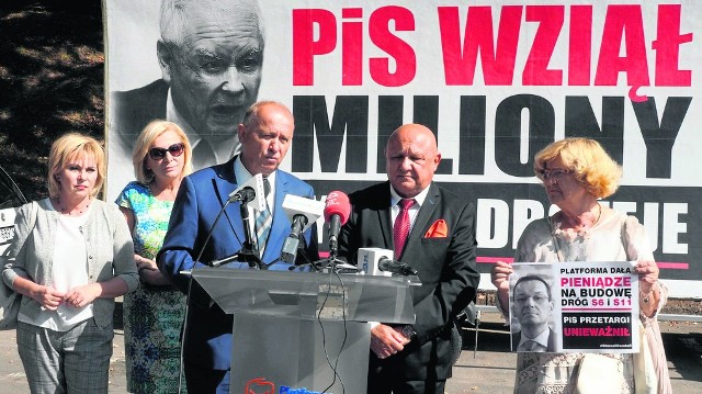 „20 milionów na dworzec PKP w Koszalinie - PiS głosował przeciwko”, „PO dała pieniądze na budowę dróg S6 i S11, PiS przetargi unieważnił” - takie plakaty przygotowali przedstawiciele PO 