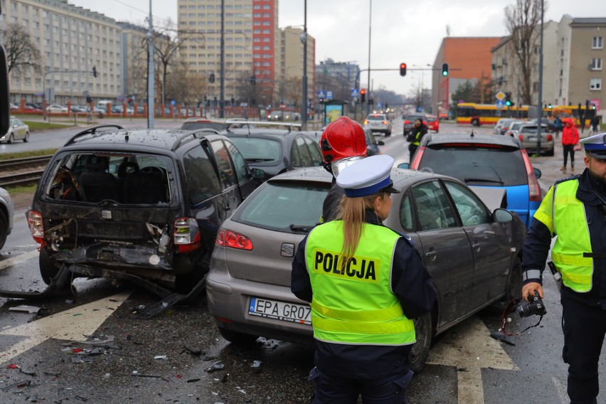 Sześć samochodów zderzyło się na al. Politechniki w Łodzi....