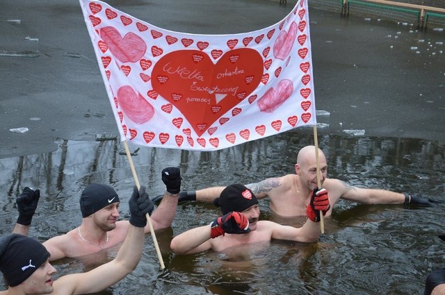 Sulęcin też zagrał z Wielką Orkiestrą Świątecznej Pomocy.  I to z jakim efektem! Sulęcinianie mogą być z siebie dumni: zebrali ponad 40 tys. zł. To rekord!Sulęcin rozpoczął wielkie granie już w sobotę. Tego dnia odbył się J&J day. Na klubowej scenie u Bulka zaprezentowali się: Junior Stress, Kufajka Rencisty i Jafia.  W sobotę 13 stycznia odbyły się też pierwsze licytacje - licytowano m.in. karnet VIP na Rock and Beer fest, statuetkę Boba Marleya, dwie świetne gitary (jedna ręcznie malowana przez Alicję Krzysztofiak z motywami SOKO bulkowymi, druga to gitara Groszka z Kufajki Rencisty), gadżety WOŚP i inne... A niedziela to już był dzień pełen atrakcji! Sulęcin od rana na sportowo wspierał Wielką Orkiestrę Świątecznej Pomocy - razem z amatorami Nordic Walking, razem z rowerzystami, morsami, harcerzami i wędkarzami. Oczywiście przy wszystkich tych wielkich wydarzeniach obecni byli niezastąpieni wolontariusze, którym od samego rana uśmiech nie schodził z twarzy!Później impreza przeniosła się do Sulęcińskiego Ośrodka Kultury. Na scenie wystąpiły rozśpiewane przedszkolaki, była też energetyczna zumba, śpiewały utalentowane solistki i odbyło się wiele emocjonujących licytacji. Dużym zainteresowaniem wśród mieszkańców cieszył się też "retro kącik gier wideo". Po prostu "się działo"!Bądź na bieżąco. Sprawdź, jak WOŚP gra w Lubuskiem:Czytaj więcej o 26. finale WOŚP w Lubuskiem:  26. finał WOŚP w Lubuskiem. Informacje, program, zdjęcia i filmy Zobacz również: Gorzów: zacięta licytacja zegara z logo WOŚP