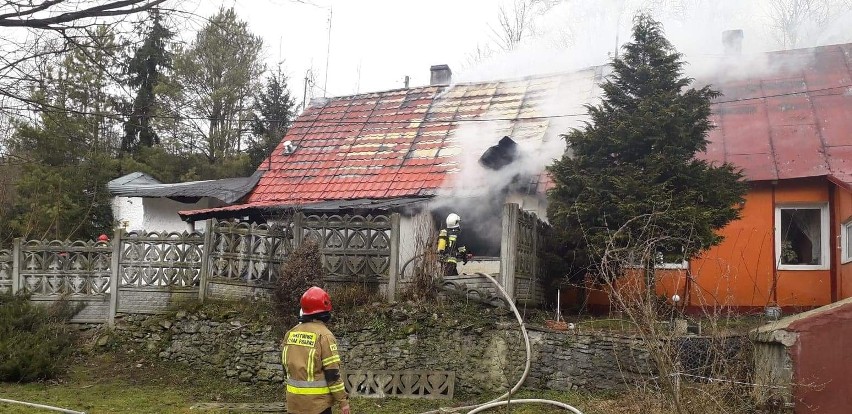 Pożar domu w Szydłowie. Zapalił się gaz ulatniający z butli. Strażacy w akcji. Zobacz zdjęcia 