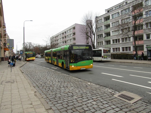Autobusy linii nr 182, 191, 193, 219, 258, 835, 836 i 837 nie będą korzystać z przystanków znajdujących się w torowisku, lecz będą się zatrzymywać przy jezdni ulicy Dąbrowskiego