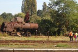 Konserwator zabytków wstrzymał niszczenie zabytkowego parowozu w Nysie