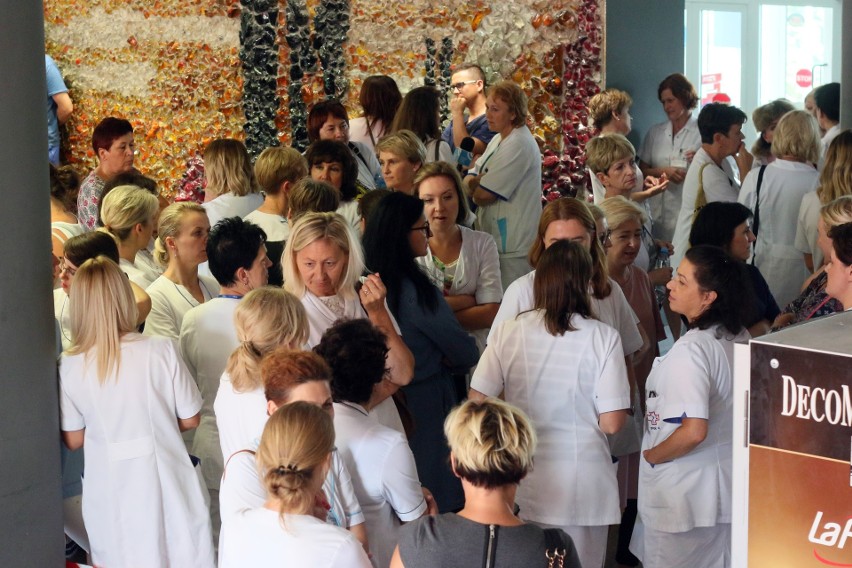 Czwarty dzień strajku pielęgniarek przy Jaczewskiego. Od rana gromadzą się tłumy pracowników