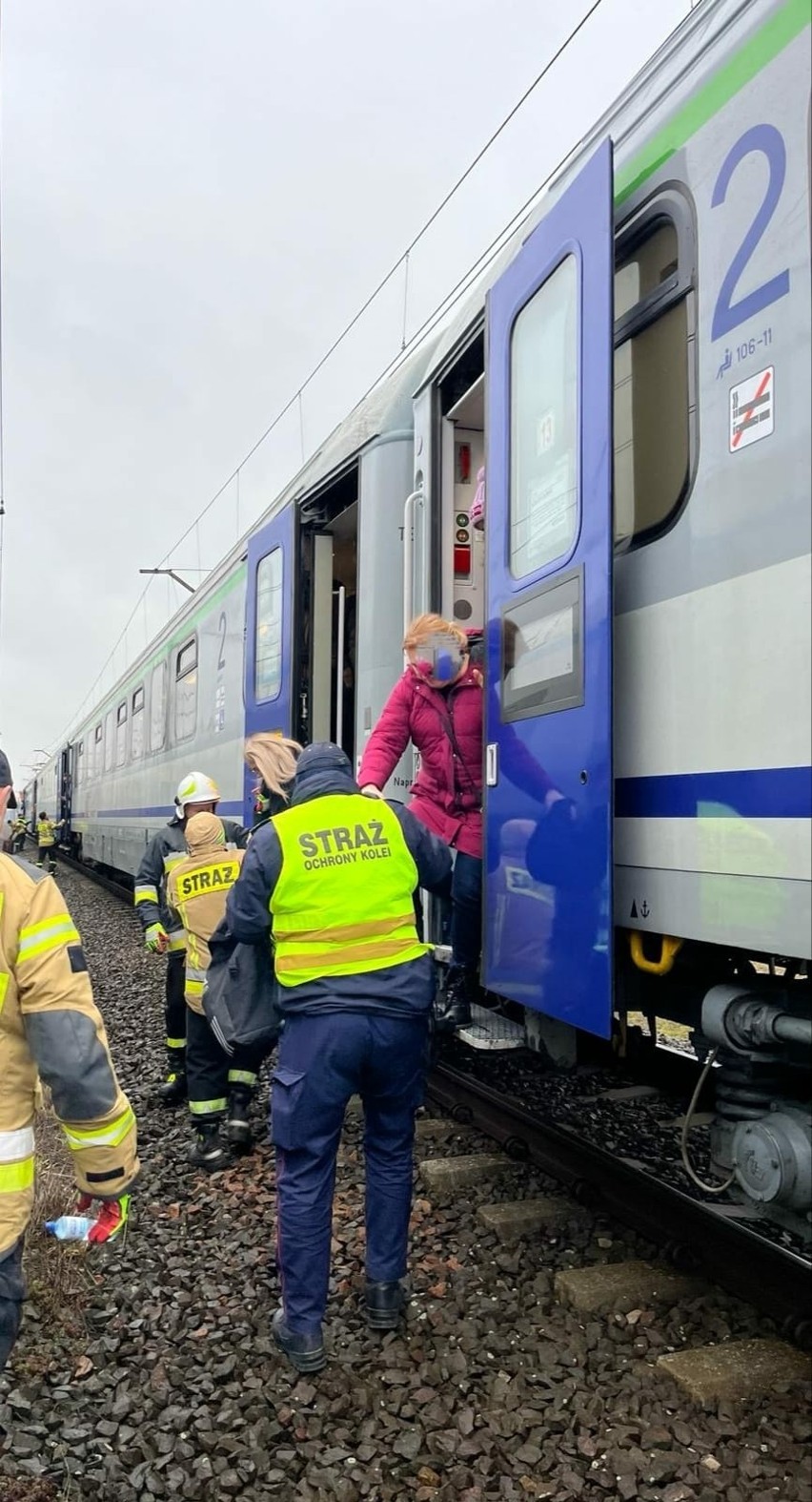 W Psarach doszło do awarii pociągu jadącego na Litwę. Strażacy pomogli w ewakuacji 120 pasażerów