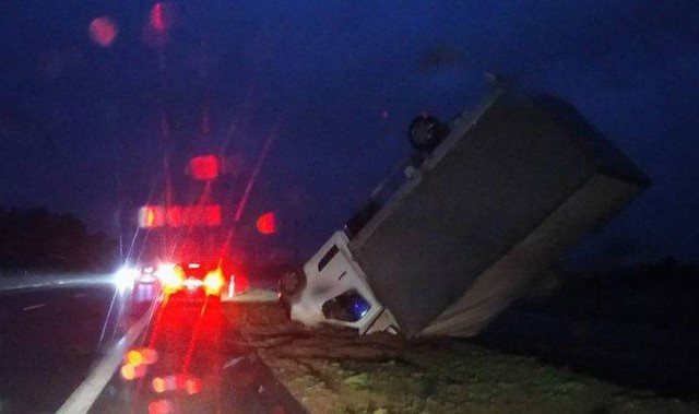 Orkan Ksawery szalejący w czwartek, 5 października nad regionem unosił w górę samochody i zdmuchiwał je z dróg. Sytuacja była dramatyczna. Wiele tras zostało zablokowanych. Kierowcy utknęli w gigantycznych korkach.Tak było na trasie S3 koło Nowej Soli. Samochód dostawczy został najpierw uniesiony prze wiatr na około 5 metrów w górę. Po chwili został zdmuchnięty z drogi i wyrzucony na pobocze. Tam bus wbił się przodem w ziemię.  W innym przypadku potężny wiatr zdmuchnął z drogi nr 27 koło Żar ciężarówkę. Samochód wypadł z drogi i przewrócił się na poboczu. Po chwili na ten samochód została zdmuchnięta druga ciężarówka. Oba pojazdy na wiele godzin zablokowały przejazd drogą. Zobacz również: Orkan Ksawery w GorzowieZobacz więcej:   [NA ŻYWO] Orkan Ksawery w Lubuskiem. Jest ofiara śmiertelna