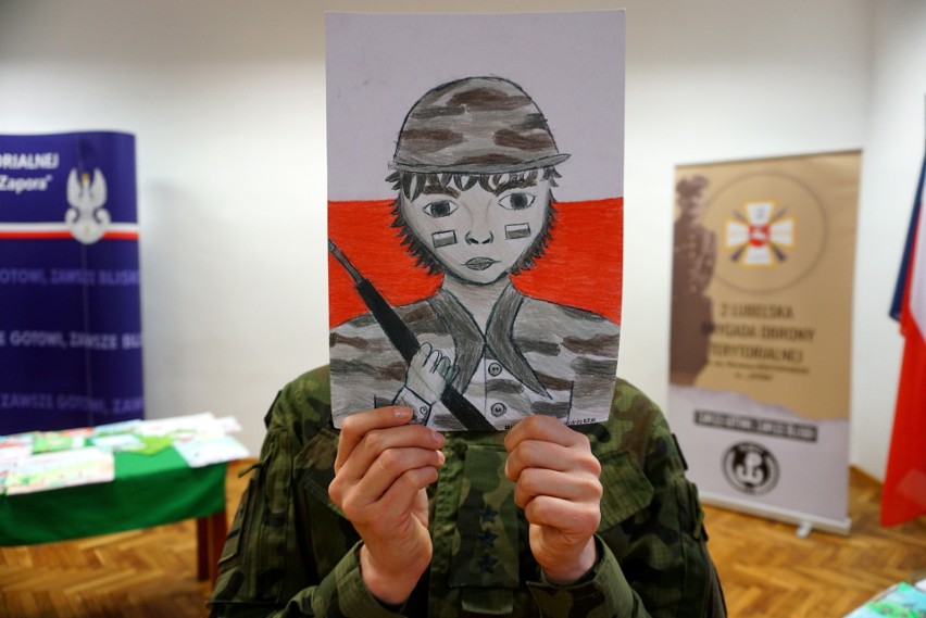 Wsparcie dla żołnierzy: laurki, kartki i obrazki. Podsumowanie akcji #KartkaDlaObrońcówGranic. Zobacz fotorelację