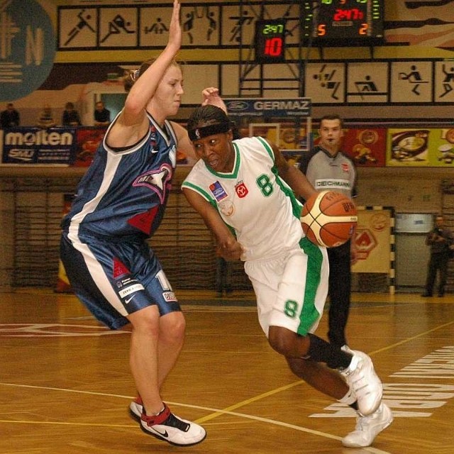 Joei Clyburn (z prawej) w Lesznie nie zdobyła choćby punktu.