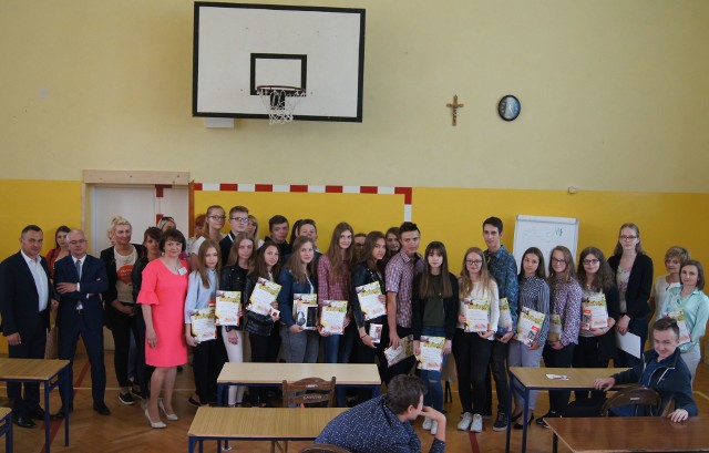 Zwycięzcy konkursu matematycznego z opiekunami, komisją konkursową i sponsorami nagród we włoszczowskim liceum.